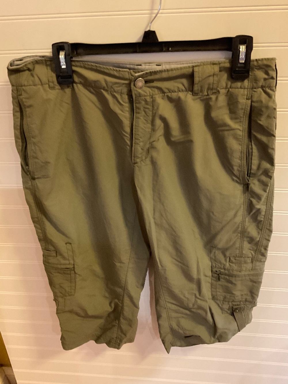 Columbia Titanium Olive Cargo Capri Hiking Pants Women’s 8 Tactel